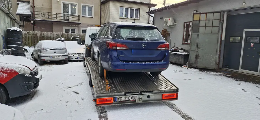 Laweta HolExpert z autem osobowym
